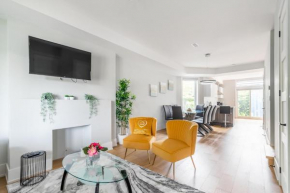 Fancy Downtown House with HOT TUB & BBQ by Simply Comfort
